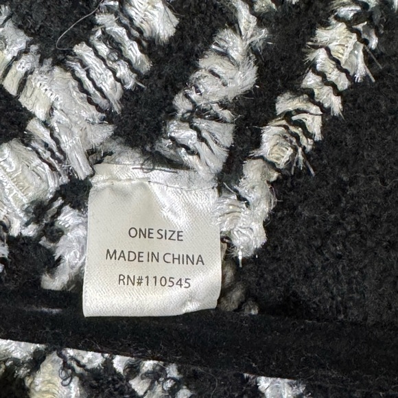 Marcus Adler New York Shawl Wrap Scarf Soft Woven Fringe Black White One Size - Picture 5 of 8